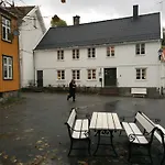 Gjestehuset Ibsen לינה וארוחת בוקר גרימסטאד